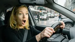 Čeho se ženy řidičky bojí: podvody v autoservisech, čerpací stanice a dalších 5 častých obav