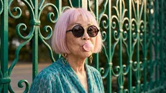 Vlasy po padesátce: Je normální, že si ženy barví vlasy na výrazné barvy