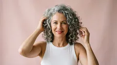 Proč se vlasy s věkem stávají suchými a lámavými — 3 jednoduchá řešení pro každodenní použití