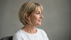 Proč vlasy vypadají perfektně hned po barvení – a pak zase vypadají „poškozené“