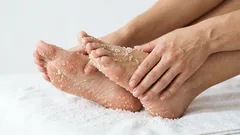 Proč si každý den třu nohy solí: 5–6 minut, které mají význam