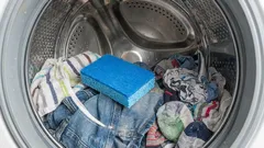Proč lidé dávají sůl a houbičku na nádobí do pračky: 6 triků pro praní prádla