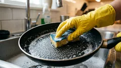 Jak vyčistit teflonovou pánev bez poškrábání: 7 šetrných metod, které fungují